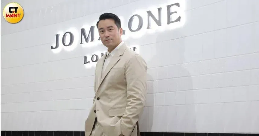 回歸暖心奶爸行列！張孝全帥氣現身托兒所…休閒裝扮接兒子下課