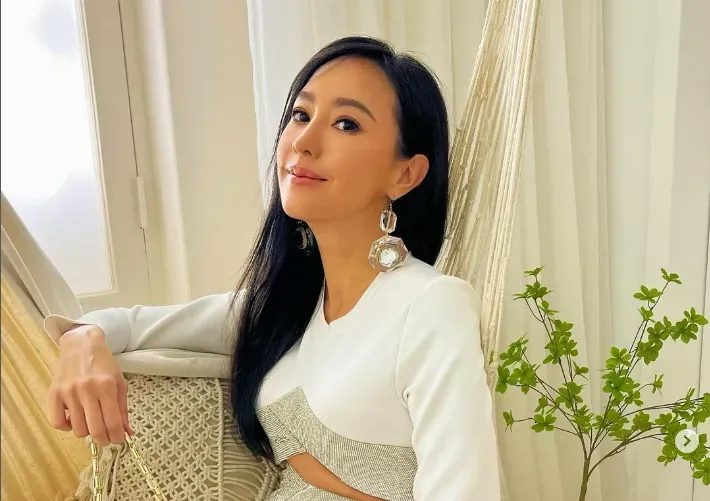 從登機梯跌落「痛到起不來」！關穎患1病導致暈眩…雙膝見血傷勢照曝光