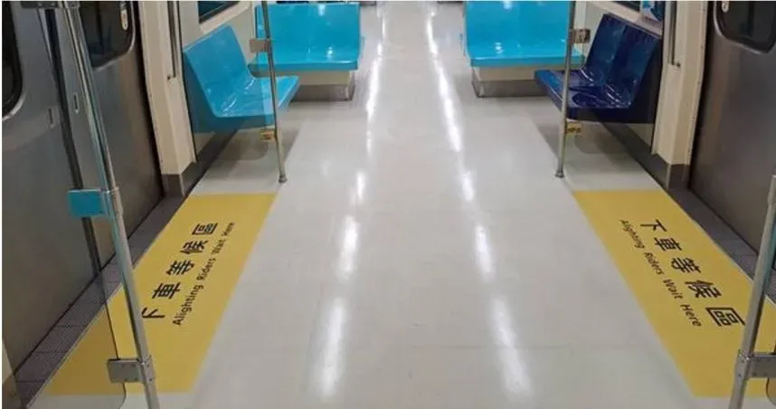 搭捷運驚見「中央立柱消失」　地板多了黃色方塊原因曝