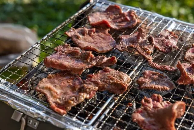 烤肉「木炭燒灼小碎片」噴入眼睛　他角膜瞬間「烤熟了」一塊白！