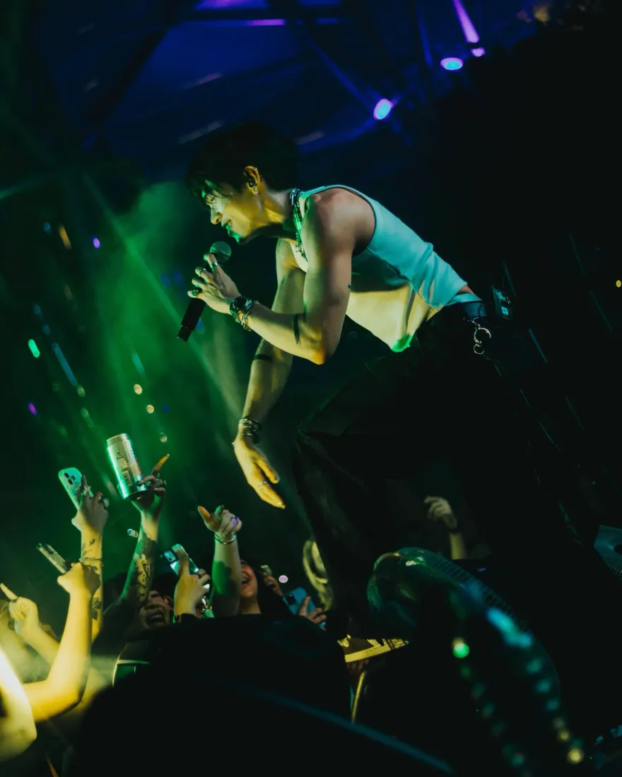 男歌手精實六塊肌魅力難擋！女粉絲台下開撩「飯店吃宵夜」...他認：畢生難忘