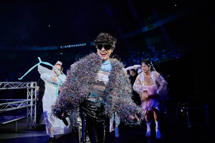 演唱會才開場！盧廣仲唱三首躺地　吐身體狀況「爬不太起來！」