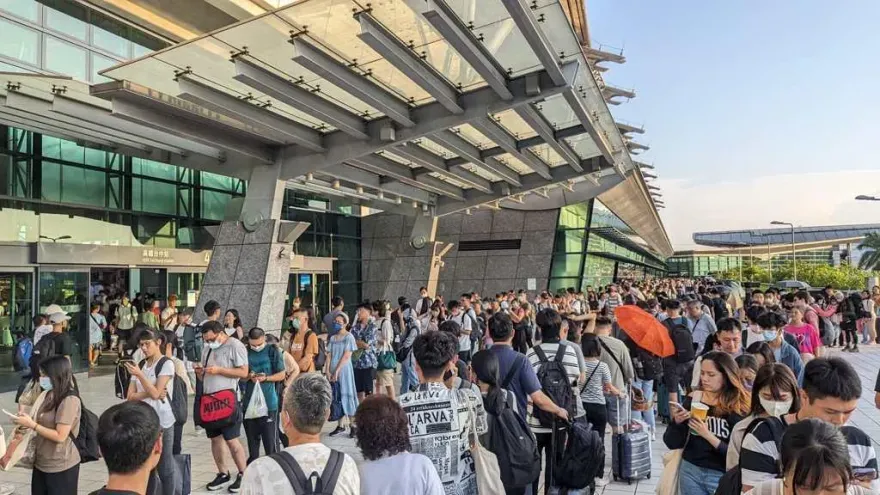 收假人潮爆滿！　魏明谷搭高鐵也成沙丁魚：能擠進車很幸運了