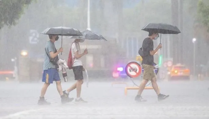 國家警報響不停！豪雨狂轟19縣市　台中雨量灌到紅爆