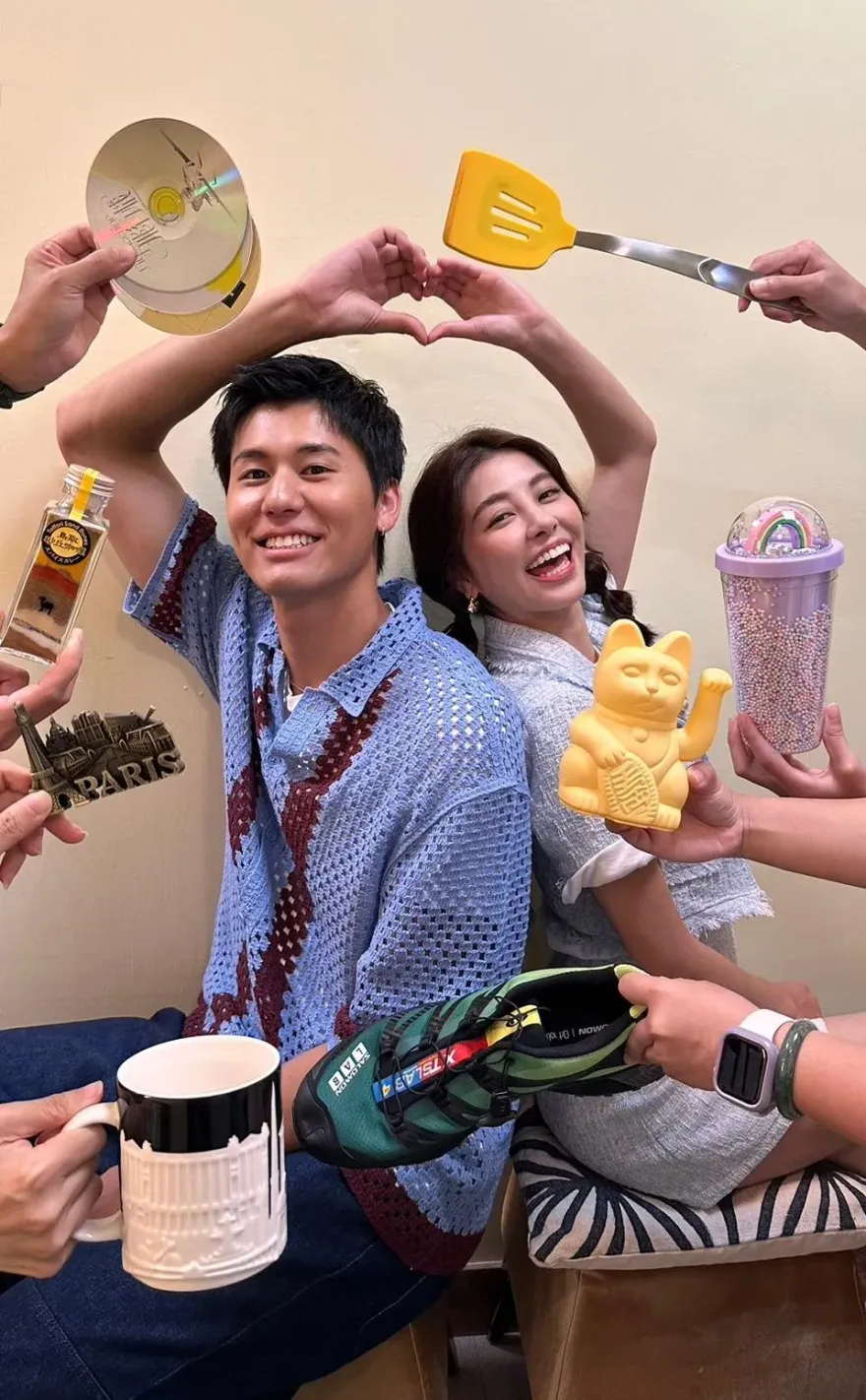 節目進行到一半...男主持人手機照意外曝光「都是女優」