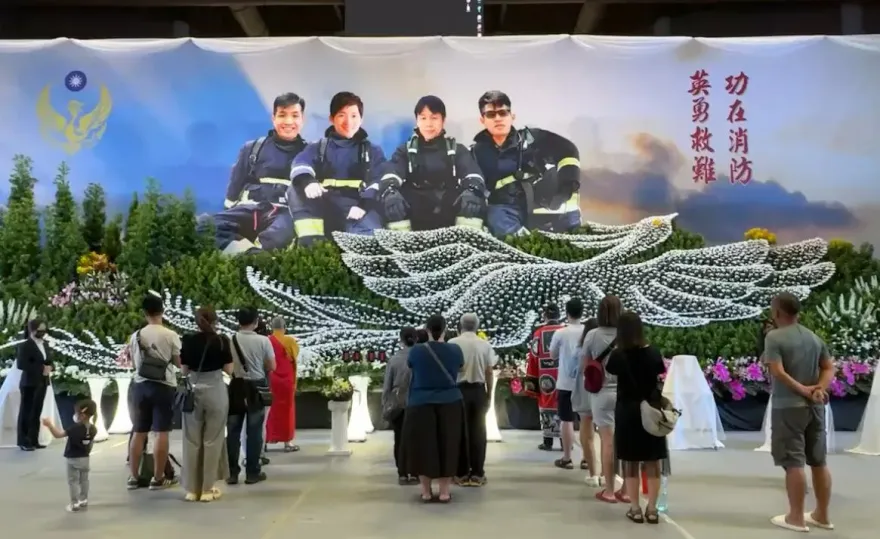 影/明揚爆炸4勇消移靈繞行屏二分隊　消防車鳴笛同事哭喊「任務結束了！」