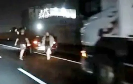 影/國道當一般道路！中山高永康段小車「攔停」拖板車下車嗆聲