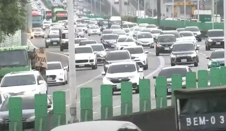春節開車返鄉請注意！國道車潮提前湧現　高公局曝「一路段紫爆」