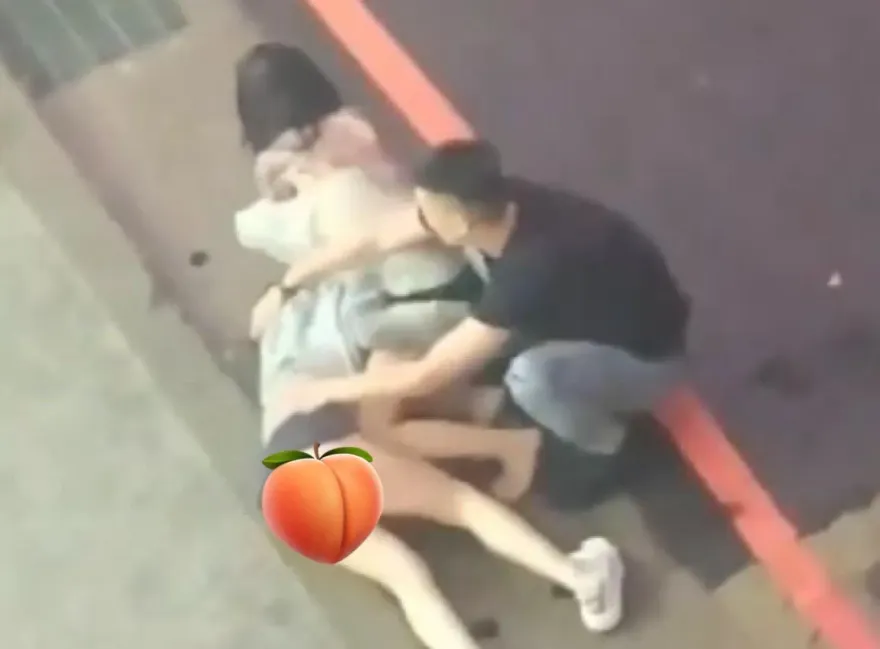 2短裙妹街頭開打「交纏在地」丁字褲蜜桃臀走光　男勸架「兩邊都保護」