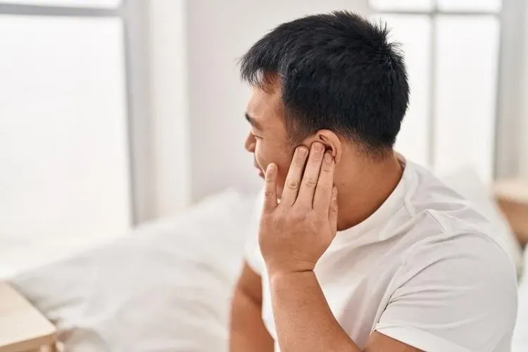 耳朵癢爆！內視鏡驚見發霉長「小香菇」　竟是棉花棒惹禍