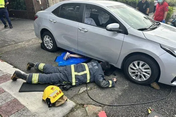 嘉義婦自摔倒地　遭「轎車輾腿」受困車底！神奇般僅受到挫傷