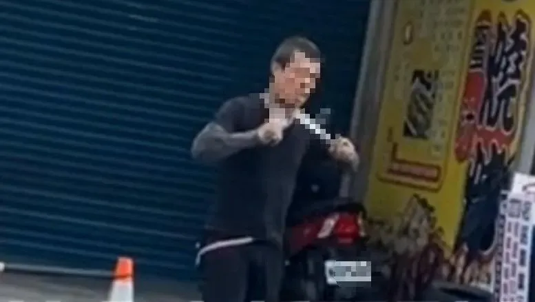 影/桃園平鎮街頭驚見男版雙刀火雞哥！架著脖子「街頭走到街尾」警看傻急制止