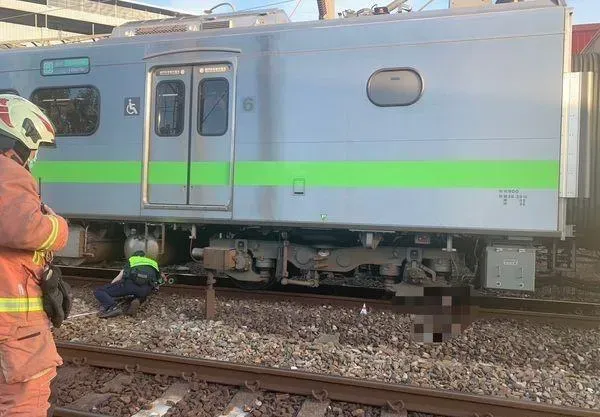 樹林男闖平交道遭「區間車撞擊輾碎身體」！各班次延誤1個多小時