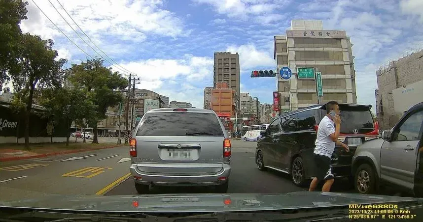影/再撞一次比較划算？男等紅燈追尾豪華堡壘竟倒車再撞　駕駛全看傻