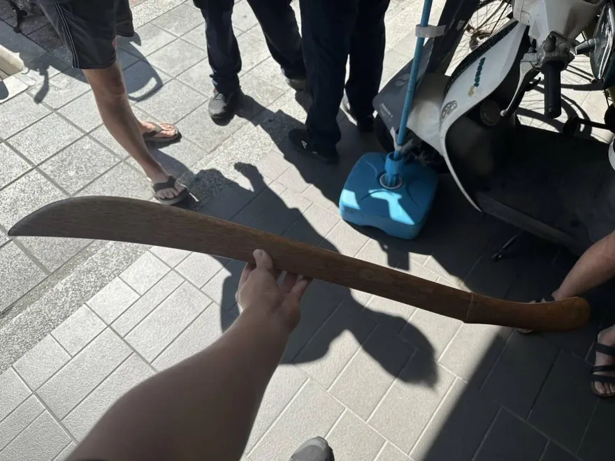 影/出腿趕狗！飼主夫婦怒持「木刀」砍人　反被鄰賞巴掌