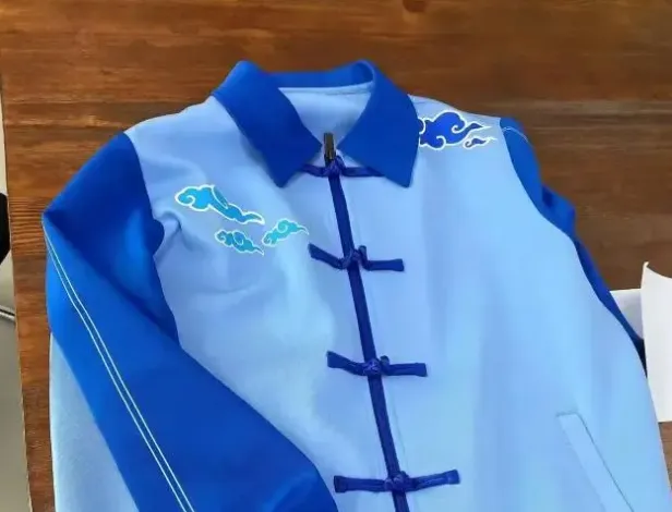 不吉利！孩子學校制服繡上祥雲　家長吐槽「像死人穿的壽衣」