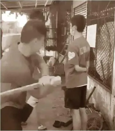 屏東校園霸凌畫面曝光！集體拿棍、毆打男學生