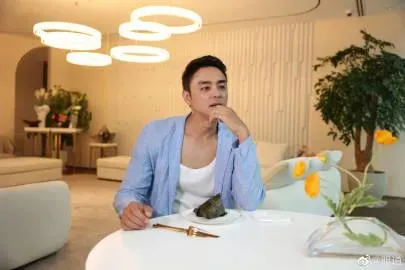 3個月萌娃露臉！明道甜曬女兒照成「超級奶爸」…網喊：好溫馨