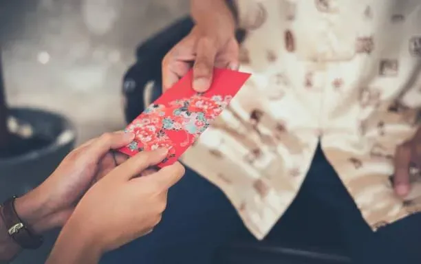 發千元紅包被亂丟！他嘆現在小孩「感受不到喜悅」　網曝：零用錢豐富多了