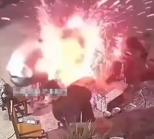 影/好吃到爆炸？家門前烤肉　水泥地突炸開「竄巨大火花」　他嚇壞奔逃