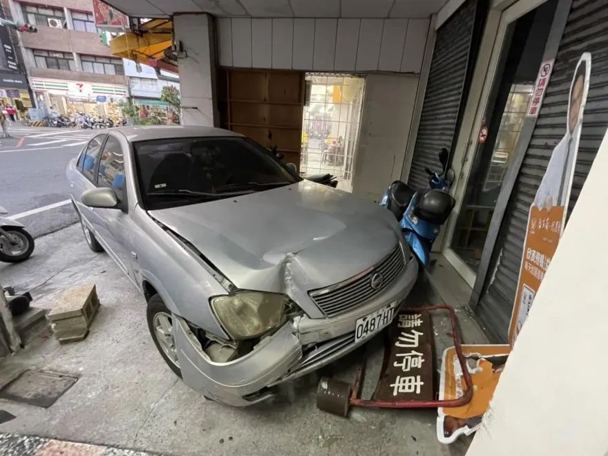 影/驚險瞬間！彰化鬧區汽車暴衝　剷平7車撞進民宅釀3傷