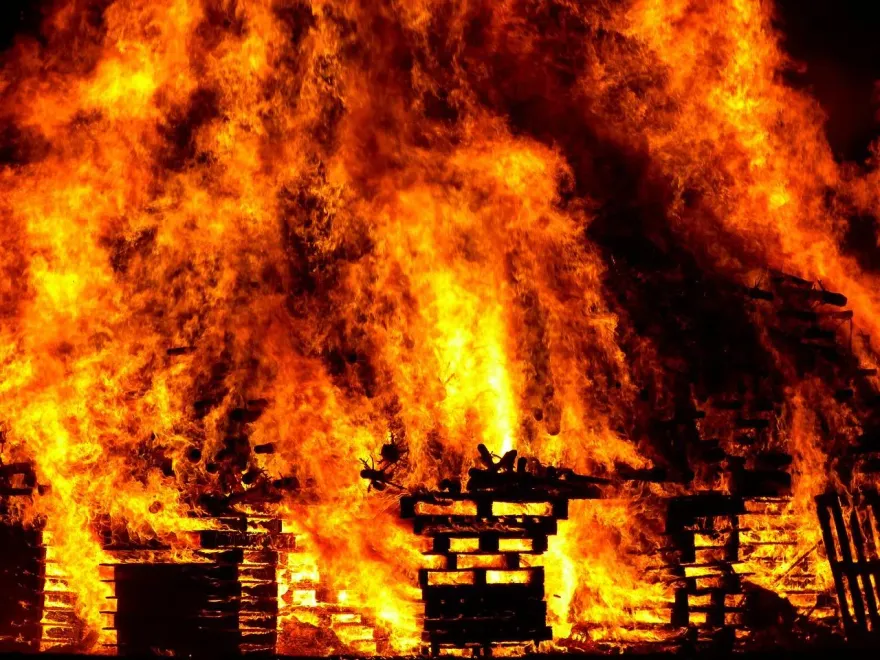 影/美底特律工廠大火爆炸不斷　19歲男遭噴飛瓦斯碎片刺中傷重不治