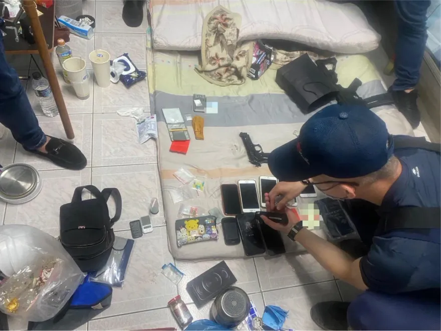 影/高雄3男女共9條通緝！警衝租屋處逮人　搜出2槍與毒品