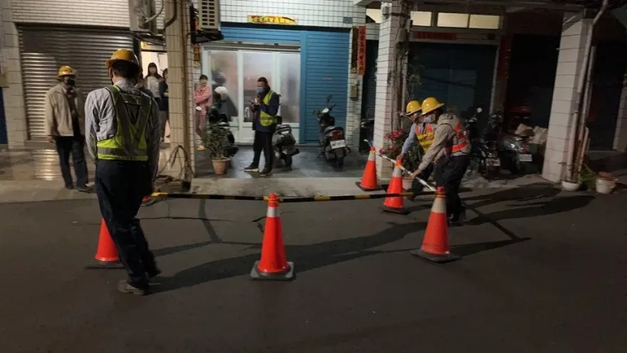 高雄路面炸裂狂冒煙！台電緊急搶救　初判為地下電纜爆炸
