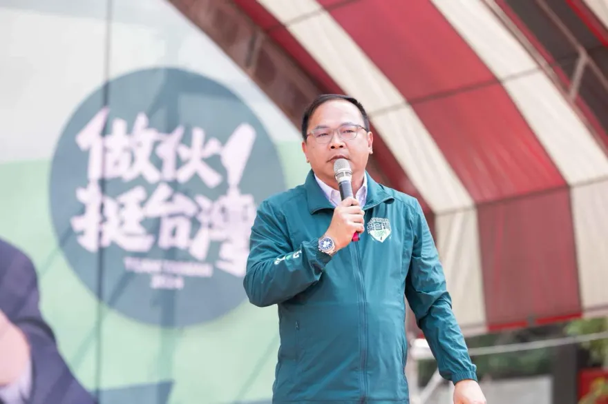 南港街頭闖紅燈左轉！民進黨「搶救」的交通不分區立委王義川遭抓包違規