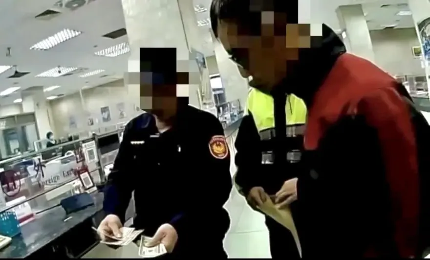 影/天降橫財？北市男撿到一疊百元美鈔　銀行換錢悲慘下場曝光