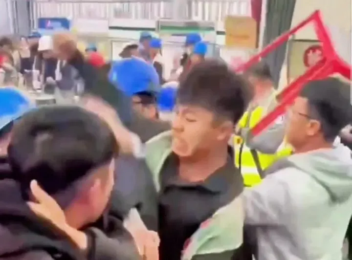 影/護國神山大亂鬥！寶山廠2包商激烈群毆…「塑膠椅」變凶器　警介入調查