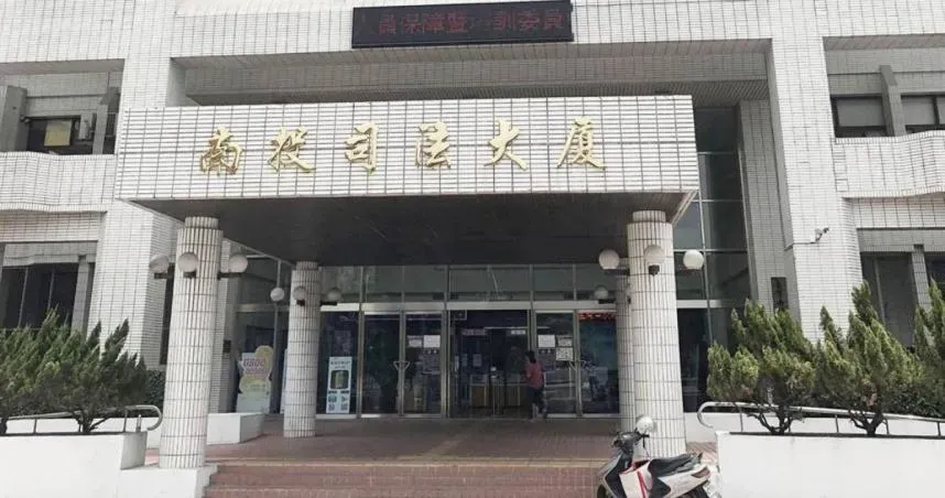 南投男超車後比中指遭告「侮辱」　車內2秒非公然程度「無罪」