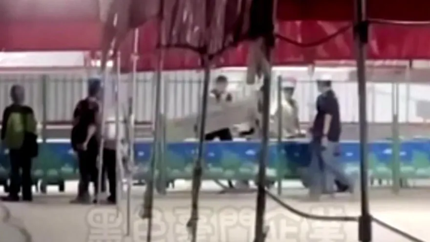 影/護國神山又淪競技場！台積電新竹廠「5打1」　瘦小男怠工遭鐵桌狂砸踹飛