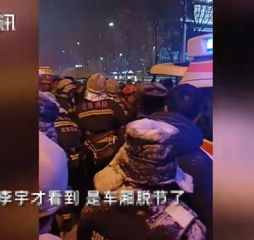 影/人疊人！北京地鐵「斷兩半」515人送醫102人骨折　官方曝事故原因