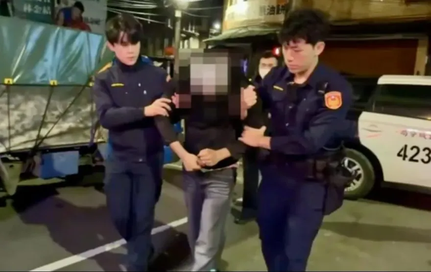 影/撞擊現場曝！遭竊小貨車拒捕衝撞警員　棄車逃逸遭壓制逮捕