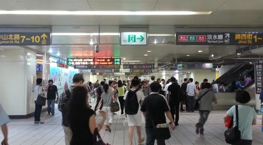 男搭捷運不小心「踩到她」竟被告過失傷害！法官判拘10天