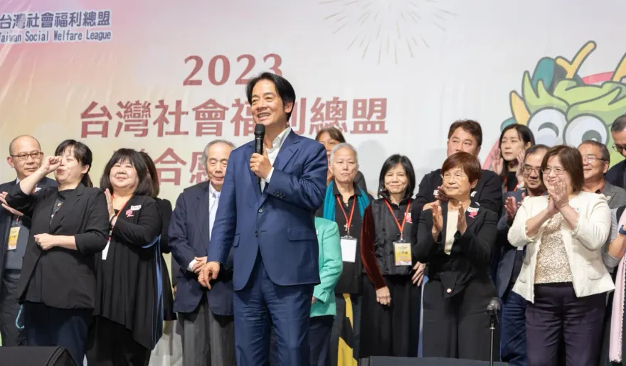 影/賴神為「賴皮寮」哽咽業力引爆！ 遭起底曾嗆南鐵拆遷戶：能叫官員跪著嗎