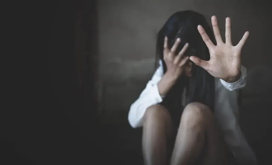 太可惡！14歲少女放學遭拖草叢性侵　犯案少年完事竟「扔少女下河」