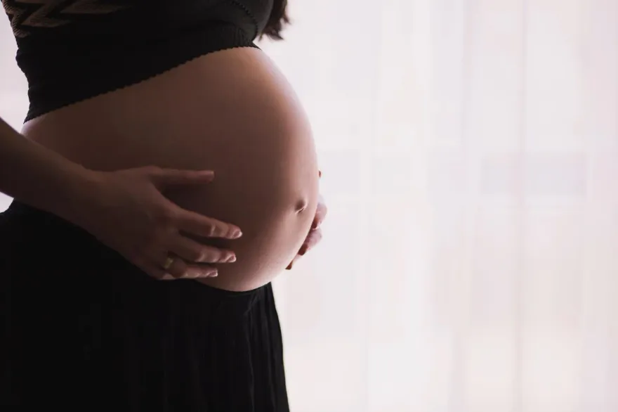 孕婦搬重物竟然「破水」需安胎　羊水顏色異常須留意