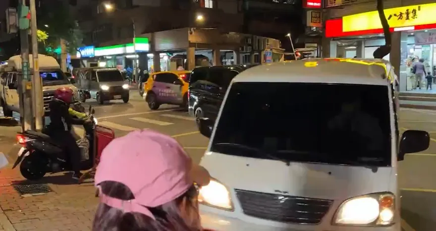 影/國三生遺體到學校了！招魂車載死者與家人回母校事發地點招魂