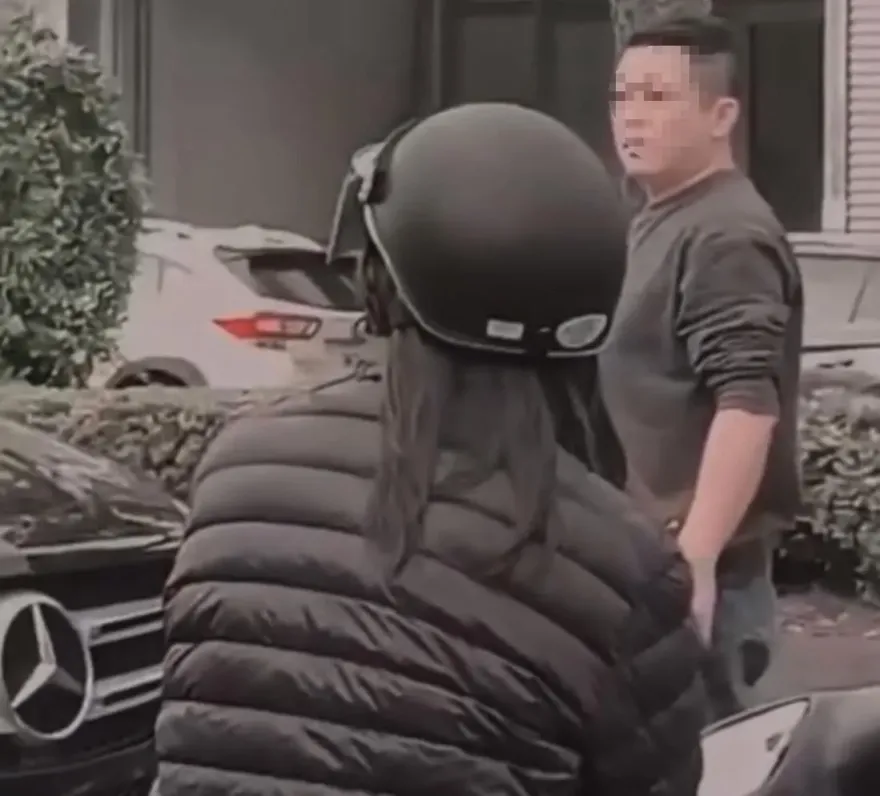 影/台中驚見校門口賓士狂男！不爽違停被學生提醒　竟開車2度衝撞孩子們