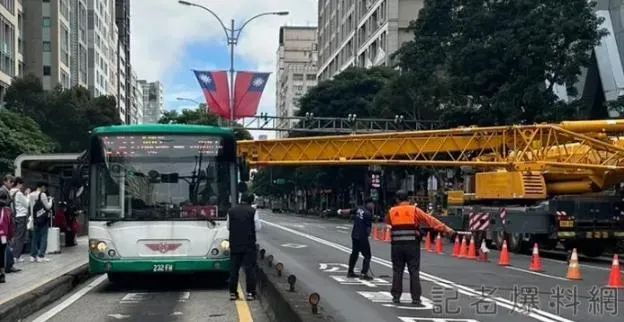 快訊/台北鬧區工安意外！　大型起重機吊臂「插進公車裡」...驚悚畫面曝
