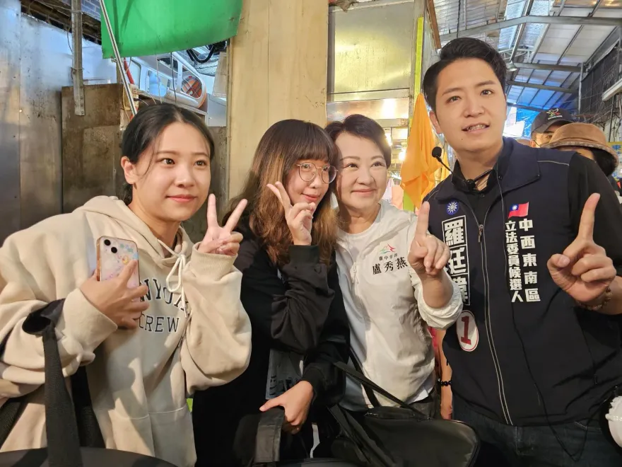 藍營一姐人氣爆棚！盧秀燕陪藍新秀掃街    民眾大喊「市長好漂亮」