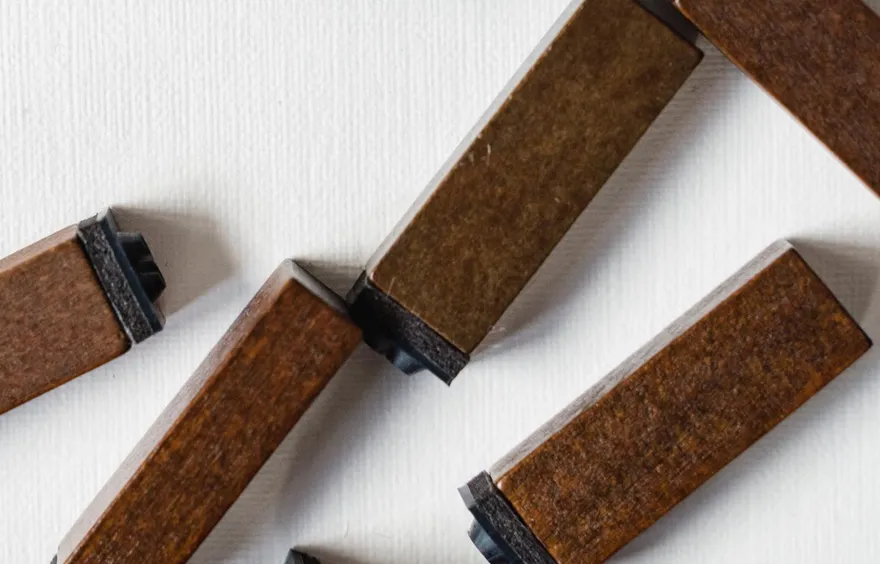 元旦開運帶「方印章、1111元」升旗　綠、黑色服飾加持