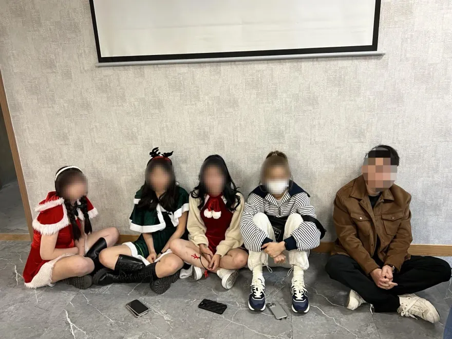 影/台中聖誕賭場藏便利店　警攻堅逮23人、火辣女荷官花容失色