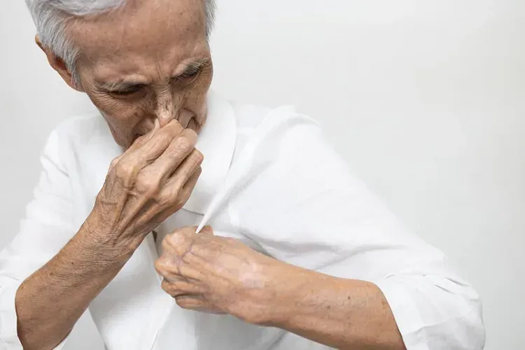 年紀越大「老人味」越重！醫曝：氣味3原因＋除臭3方法