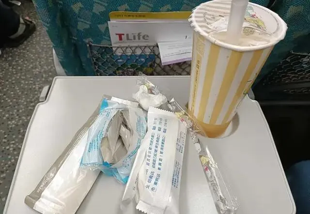 高鐵打翻飲料！她巧逢人生低潮邊哭邊擦...乘客伸援手讓她感動