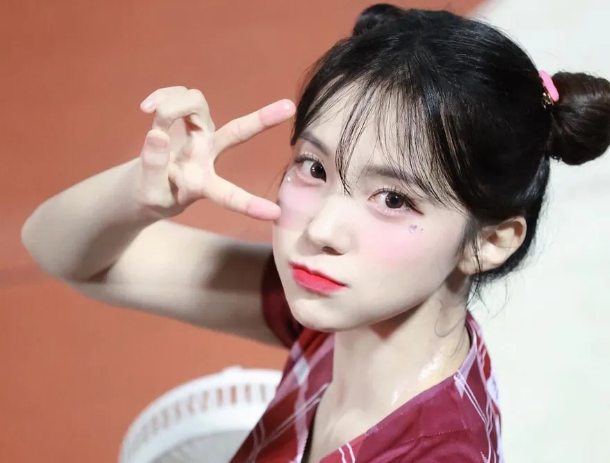 壽司店巧遇李多慧坐旁邊！網曝「助理姐姐」贈簽名照　真實身分曝