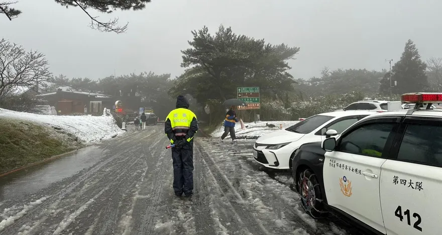 陽明山白雪覆蓋下冰霰！「2路段」交管　開車須掛雪鏈