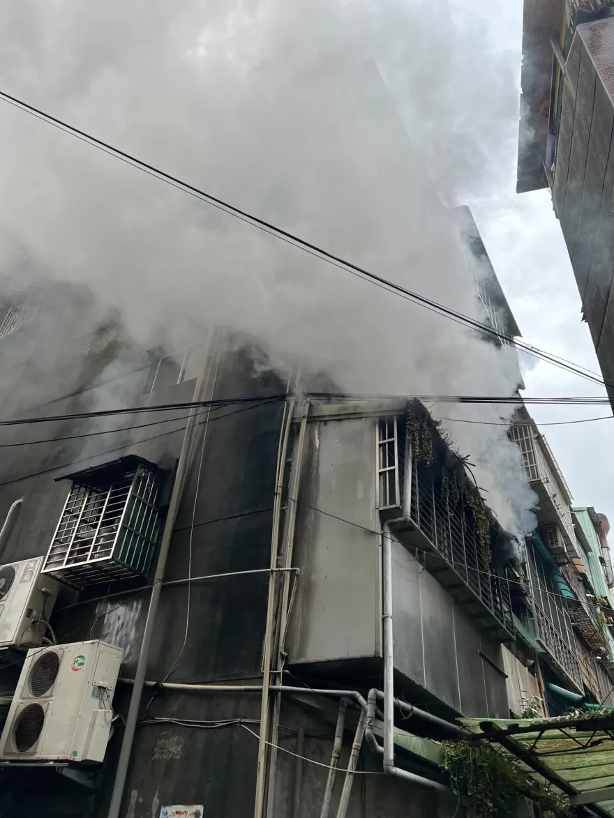 快訊/中和民宅突冒濃煙！警消40分鐘滅火　驚見老翁受困「明顯死亡」